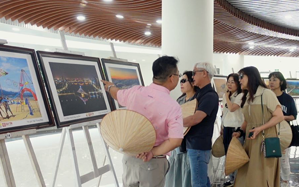 Foreign Visitors Delighted by Danang's Beauty Through Photo Exhibition