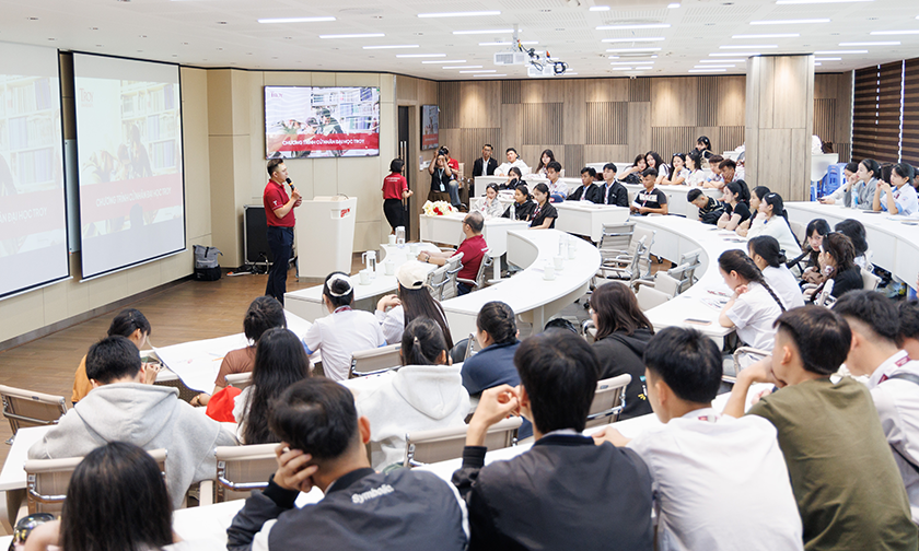 Vượt đường xa, học sinh THPT Trần Kỳ Phong, Quảng Ngãi đến DTU khám phá không gian học tập cho tương lai