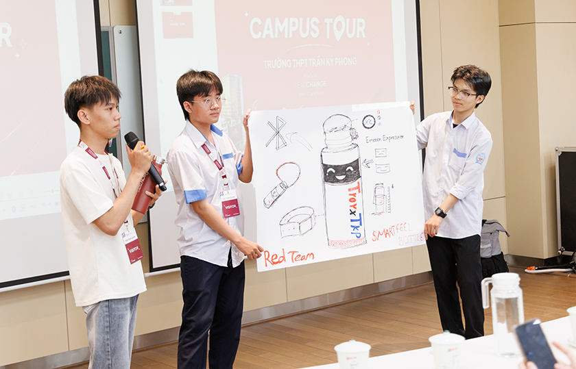 Vượt đường xa, học sinh THPT Trần Kỳ Phong, Quảng Ngãi đến DTU khám phá không gian học tập cho tương lai