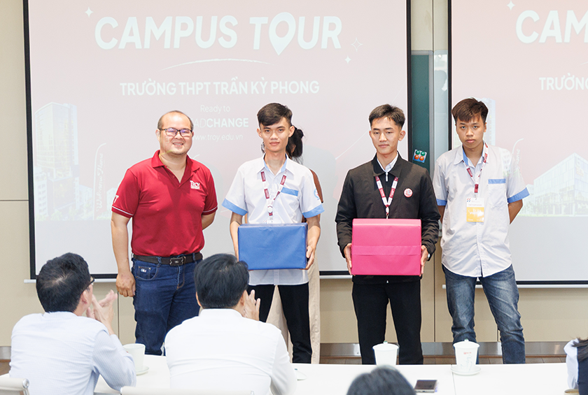 Vượt đường xa, học sinh THPT Trần Kỳ Phong, Quảng Ngãi đến DTU khám phá không gian học tập cho tương lai