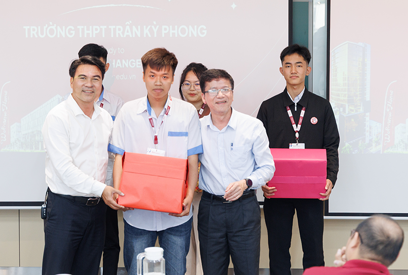 Vượt đường xa, học sinh THPT Trần Kỳ Phong, Quảng Ngãi đến DTU khám phá không gian học tập cho tương lai