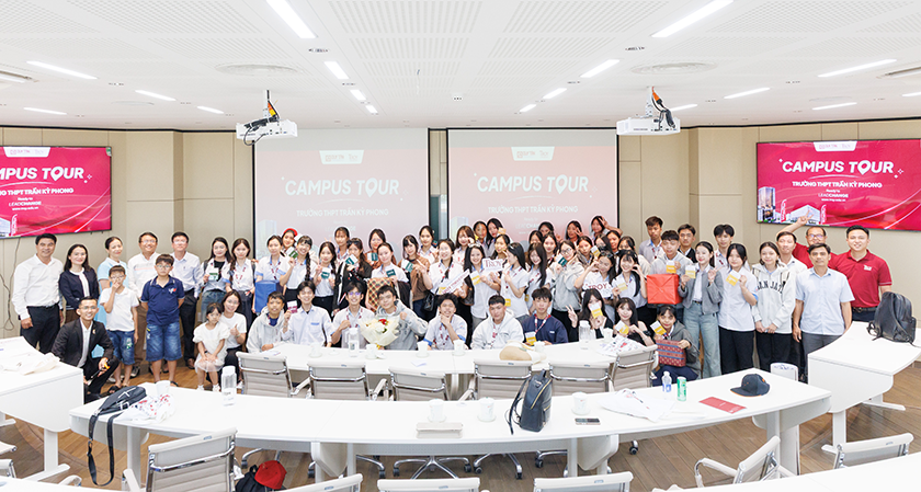 Vượt đường xa, học sinh THPT Trần Kỳ Phong, Quảng Ngãi đến DTU khám phá không gian học tập cho tương lai