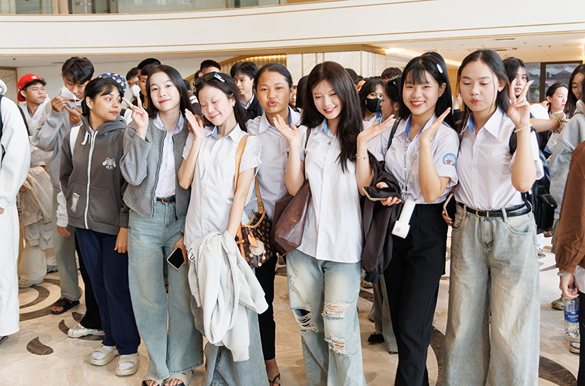 Vượt đường xa, học sinh THPT Trần Kỳ Phong, Quảng Ngãi đến DTU khám phá không gian học tập cho tương lai