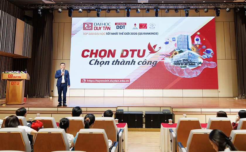 Vượt đường xa, học sinh THPT Trần Kỳ Phong, Quảng Ngãi đến DTU khám phá không gian học tập cho tương lai