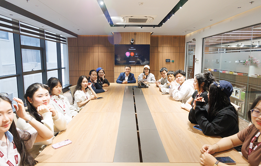 Vượt đường xa, học sinh THPT Trần Kỳ Phong, Quảng Ngãi đến DTU khám phá không gian học tập cho tương lai