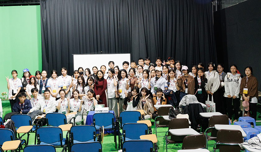 Vượt đường xa, học sinh THPT Trần Kỳ Phong, Quảng Ngãi đến DTU khám phá không gian học tập cho tương lai