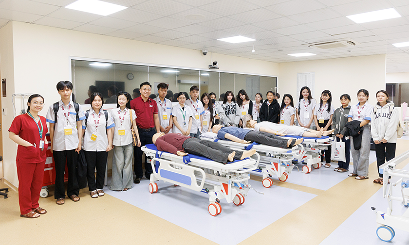 Vượt đường xa, học sinh THPT Trần Kỳ Phong, Quảng Ngãi đến DTU khám phá không gian học tập cho tương lai