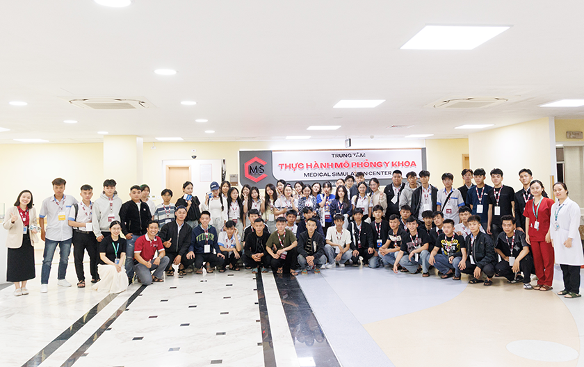 Vượt đường xa, học sinh THPT Trần Kỳ Phong, Quảng Ngãi đến DTU khám phá không gian học tập cho tương lai