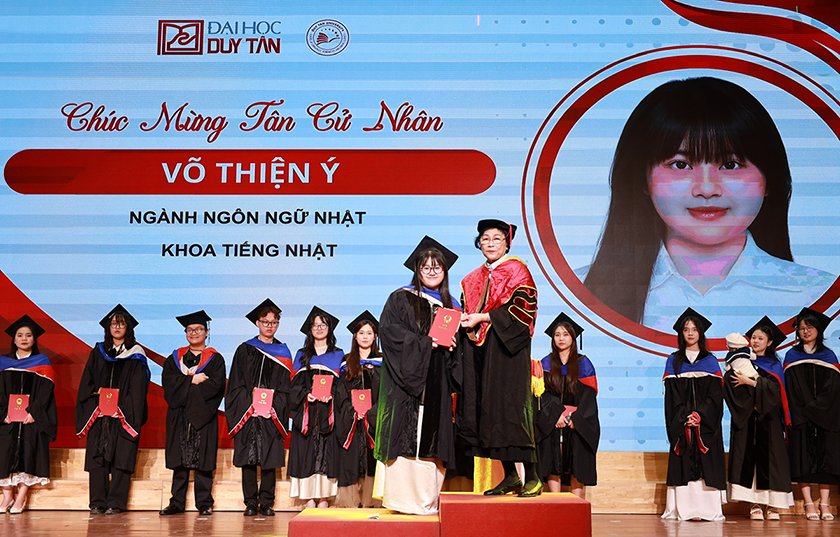 Trưởng Khoa Tiếng Nhật - Đại học Duy Tân nhận Huân chương Mặt trời mọc