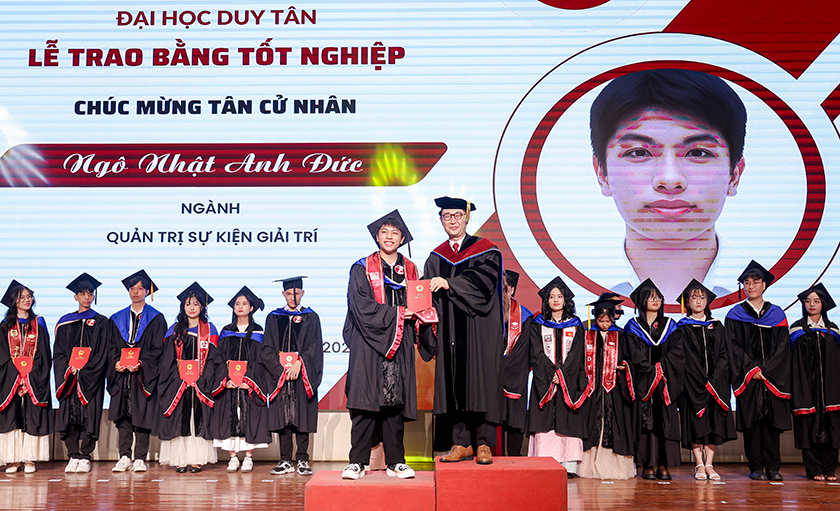 Trao Bằng Tốt nghiệp năm học 2025 - 2026 cho các Tân Tiến sĩ