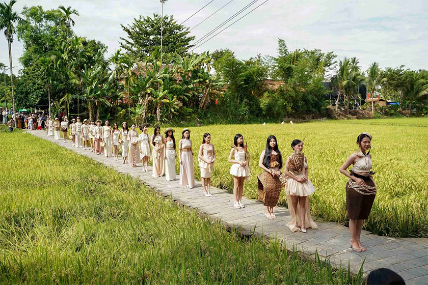 Sinh viên Duy Tân 'nâng tầm' mo cau thành thời trang cao cấp