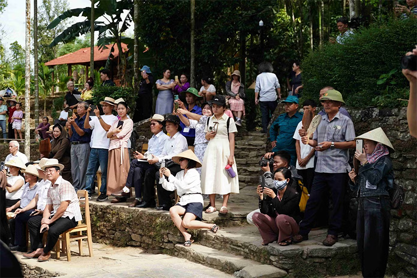 Sinh viên Duy Tân 'nâng tầm' mo cau thành thời trang cao cấp