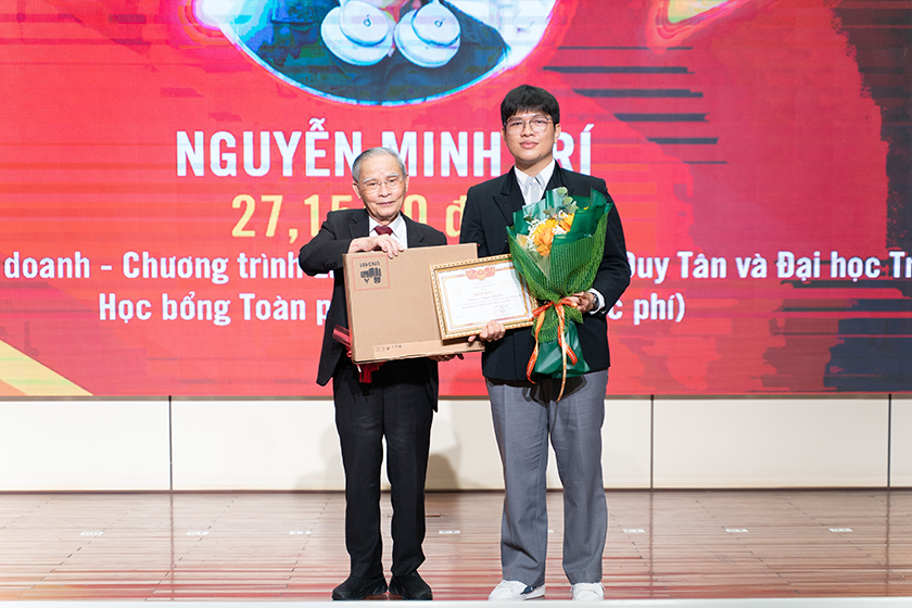 Đại học Duy Tân trao Học bổng Toàn phần cho Thủ khoa, Á khoa kỳ Xét tuyển năm 2026