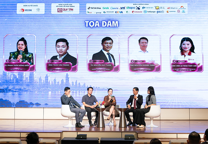 Diễn đàn “Sinh viên vượt giới hạn số” - Khởi động Cuộc thi Sinh viên Kinh doanh số 2026 tại Đại học Duy Tân
