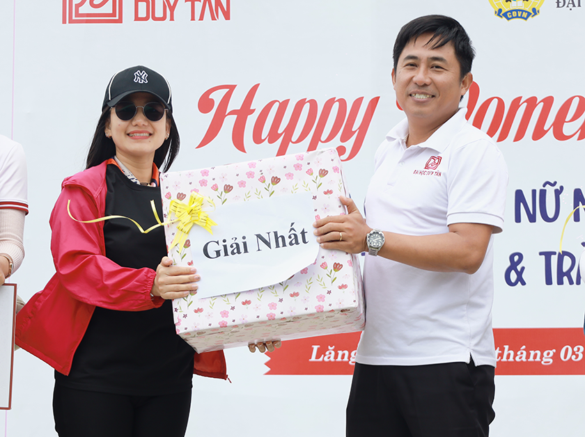 Một ngày 8/3 trọn vẹn cho nữ cán bộ, giảng viên Đại học Duy Tân