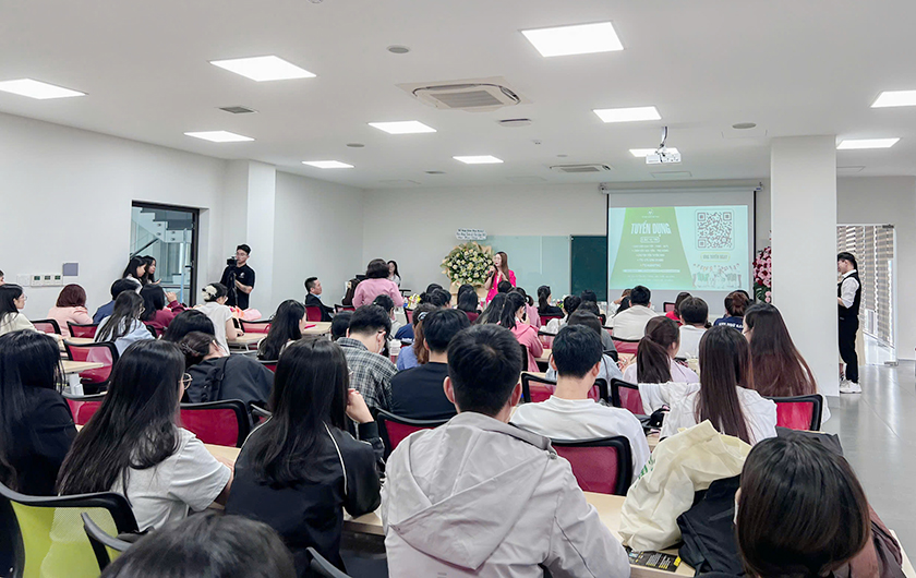 H?i th?o “Bridging Futures: English, AI & Career Synergy”