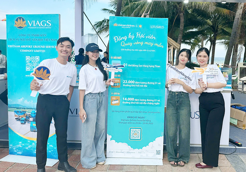 Sinh viên Đại học Duy Tân nhận Chứng chỉ Thực tập Lotusmiles của Vietnam Airlines