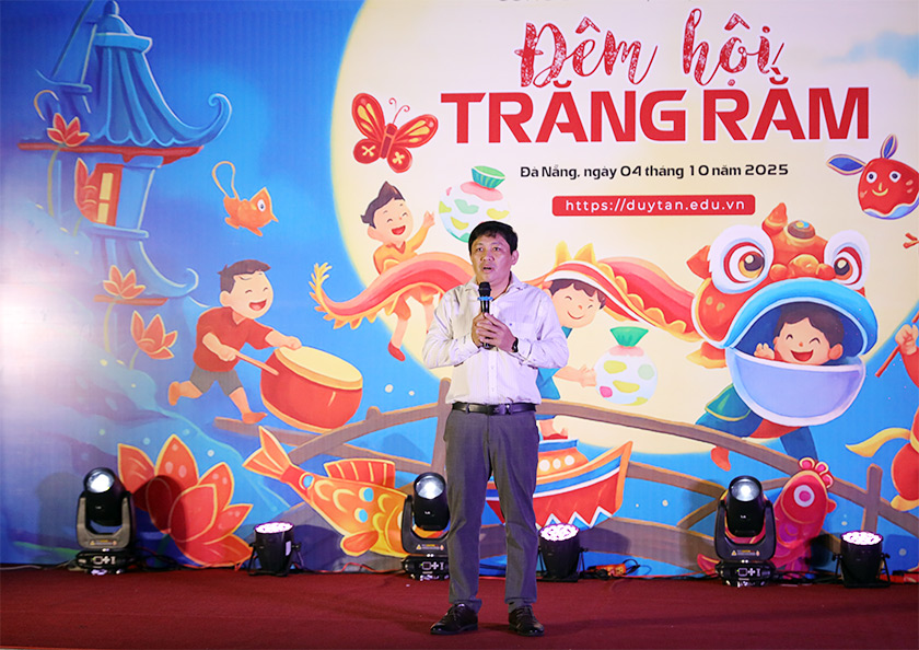 Đêm hội Trăng rằm 2025 rực rỡ sắc màu tuổi thơ tại Đại học Duy Tân