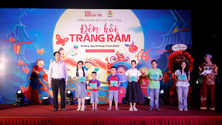 Đêm hội Trăng rằm 2025 rực rỡ sắc màu tuổi thơ tại Đại học Duy Tân