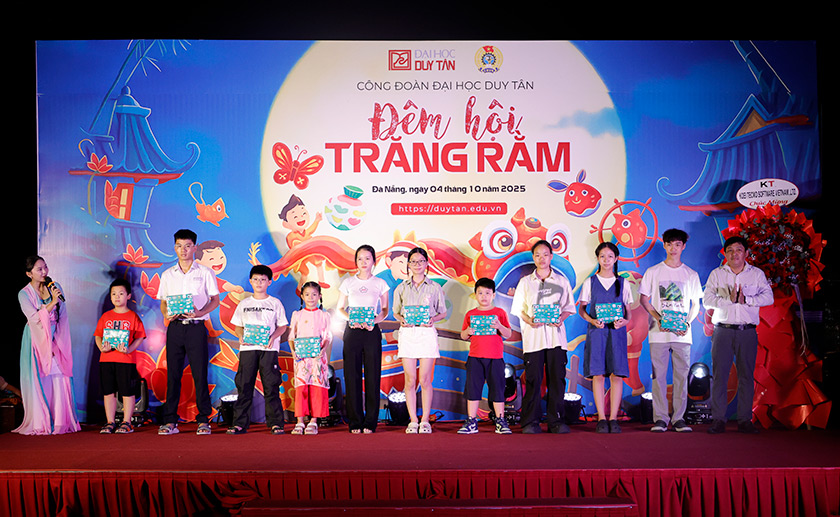 Đêm hội Trăng rằm 2025 rực rỡ sắc màu tuổi thơ tại Đại học Duy Tân