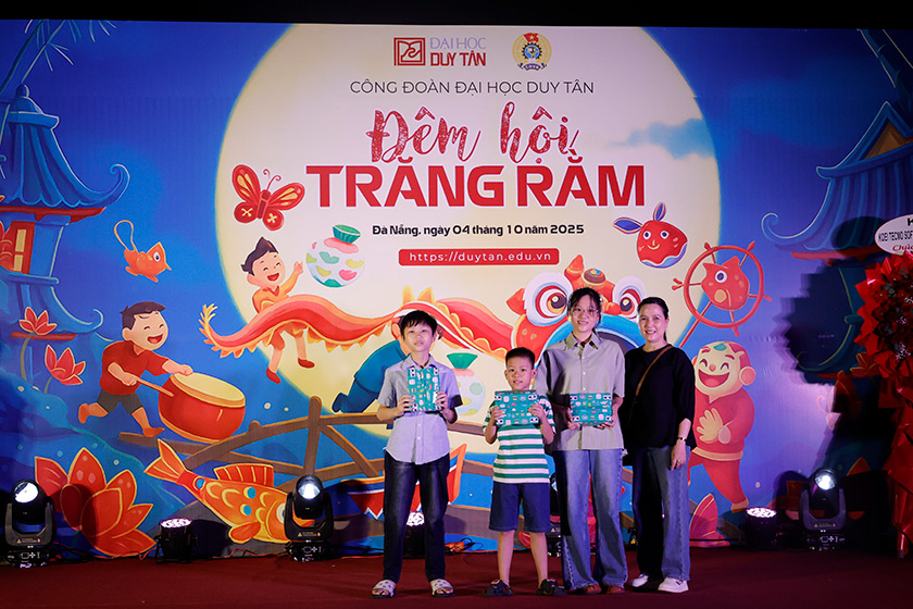 Đêm hội Trăng rằm 2025 rực rỡ sắc màu tuổi thơ tại Đại học Duy Tân