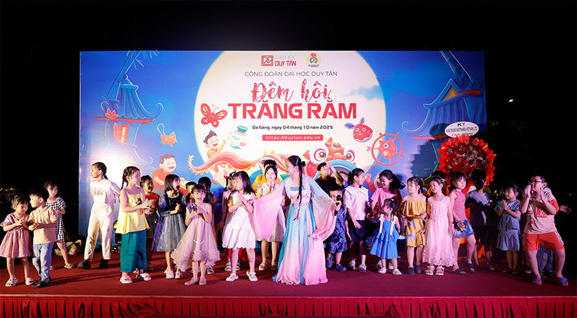 Đêm hội Trăng rằm 2025 rực rỡ sắc màu tuổi thơ tại Đại học Duy Tân