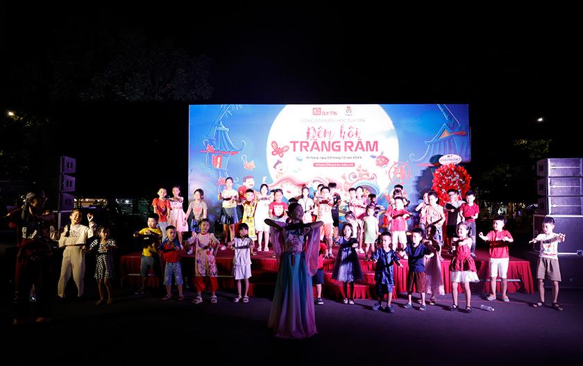 Đêm hội Trăng rằm 2025 rực rỡ sắc màu tuổi thơ tại Đại học Duy Tân