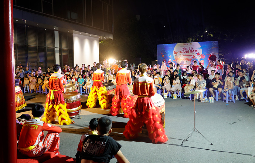 Đêm hội Trăng rằm 2025 rực rỡ sắc màu tuổi thơ tại Đại học Duy Tân