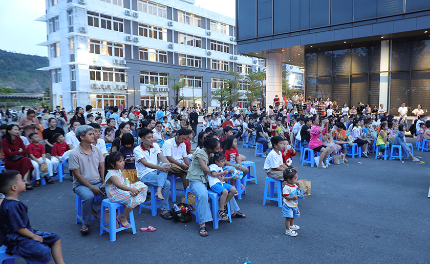 Đêm hội Trăng rằm 2025 rực rỡ sắc màu tuổi thơ tại Đại học Duy Tân