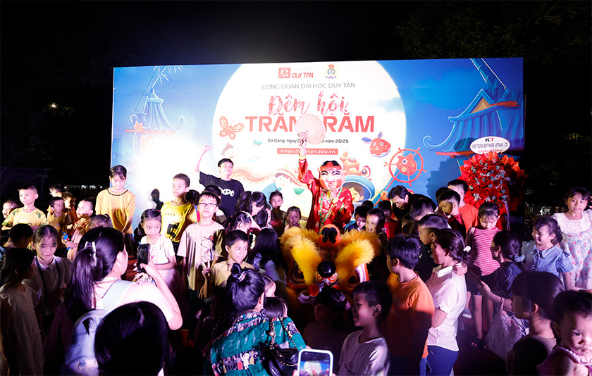 Đêm hội Trăng rằm 2025 rực rỡ sắc màu tuổi thơ tại Đại học Duy Tân