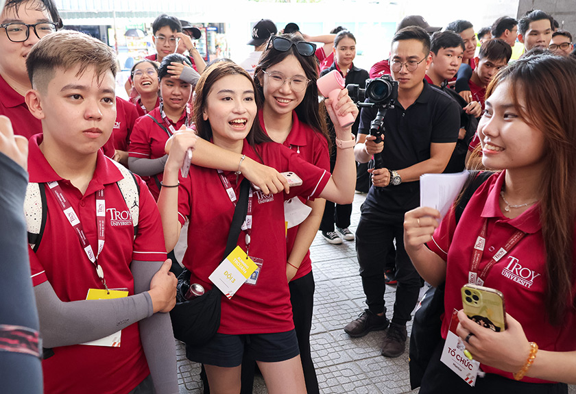 Running Trojans 2025 - Tràn d?y nang lu?ng cùng Sinh viên Chuong trình Troy, ÐH Duy Tân