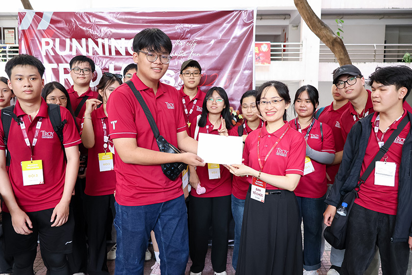 Running Trojans 2025 - Tràn d?y nang lu?ng cùng Sinh viên Chuong trình Troy, ÐH Duy Tân