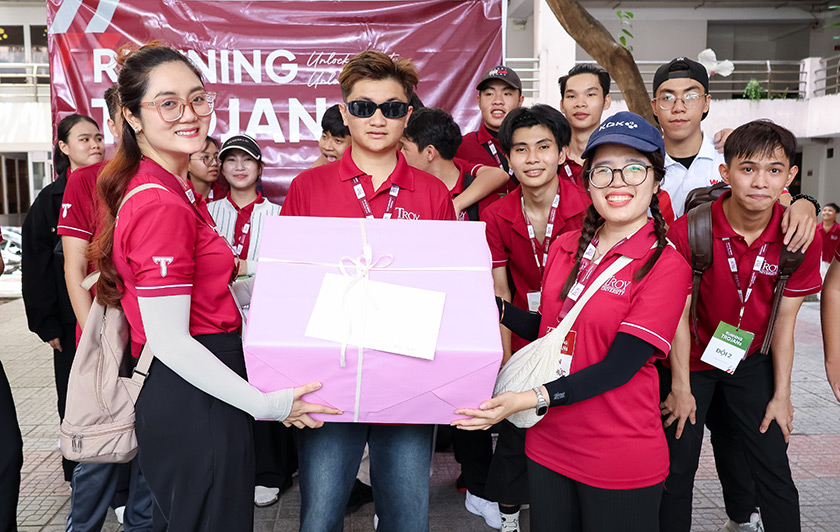 Running Trojans 2025 - Tràn d?y nang lu?ng cùng Sinh viên Chuong trình Troy, ÐH Duy Tân