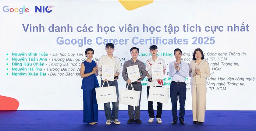 Th?y trò ÐH Duy Tân du?c Vinh danh t?i Chuong trình Phát tri?n nhân tài s? 2025