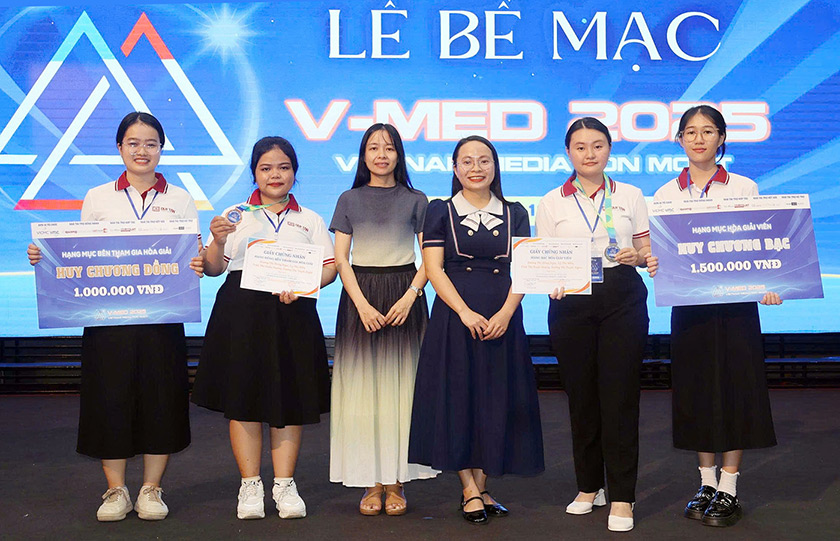 SV Luật ĐH Duy Tân giành huy chương bạc và đồng tại cuộc thi hòa giải thương mại