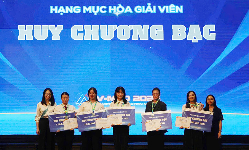 SV Luật ĐH Duy Tân giành huy chương bạc và đồng tại cuộc thi hòa giải thương mại