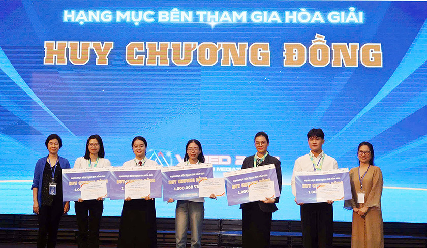 SV Luật ĐH Duy Tân giành huy chương bạc và đồng tại cuộc thi hòa giải thương mại
