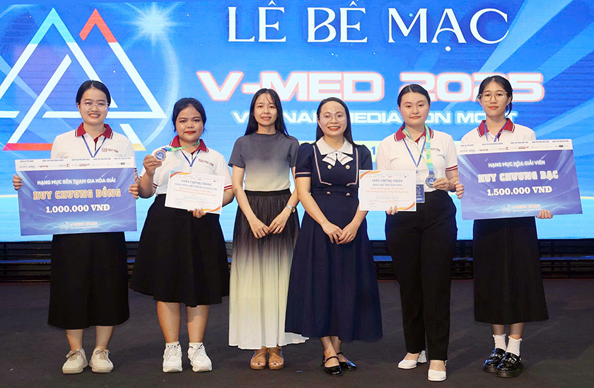 Th? khoa d?u vào 2021 DTU và 'Gi?i thu?ng kép' cu?c thi Hòa gi?i Thuong m?i VN 2025