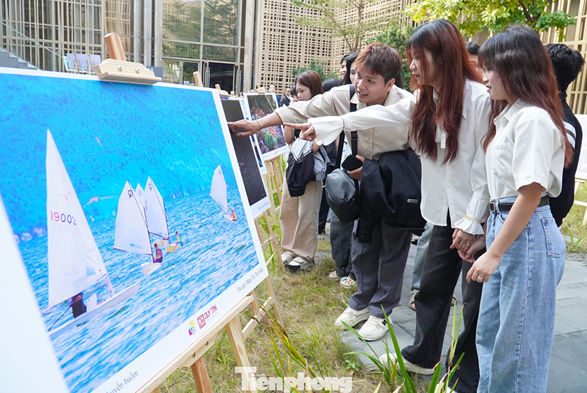 Gen Z thích thú xem triển lãm ảnh Đà Nẵng sôi động, sắc màu