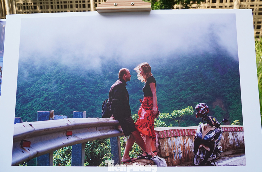 Gen Z thích thú xem triển lãm ảnh Đà Nẵng sôi động, sắc màu