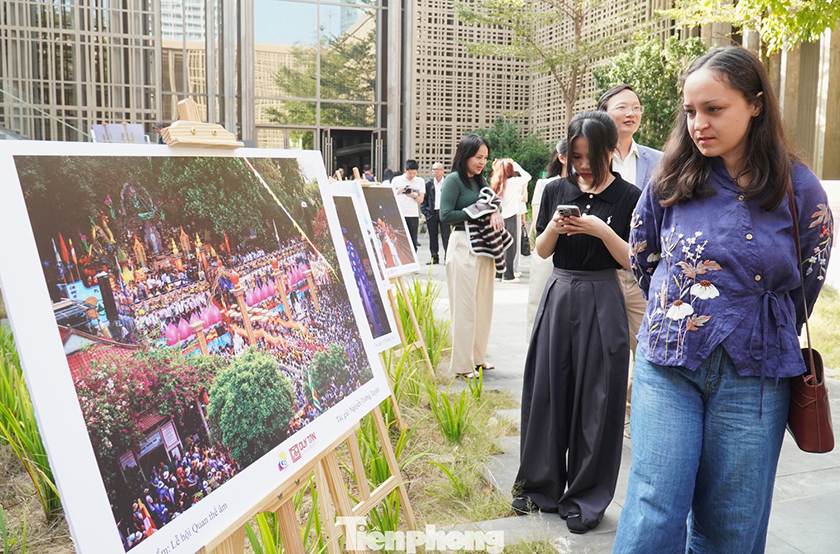 Gen Z thích thú xem triển lãm ảnh Đà Nẵng sôi động, sắc màu