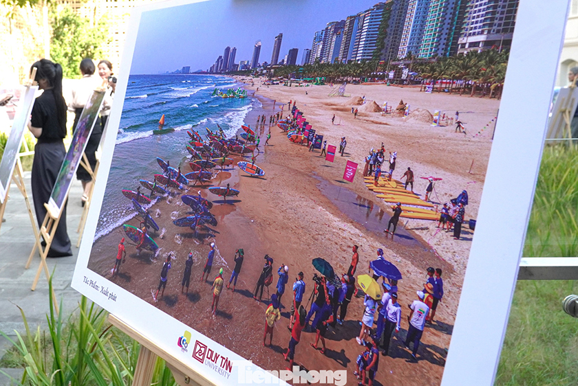 Gen Z thích thú xem triển lãm ảnh Đà Nẵng sôi động, sắc màu