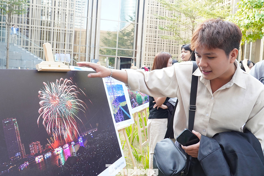 Gen Z thích thú xem triển lãm ảnh Đà Nẵng sôi động, sắc màu