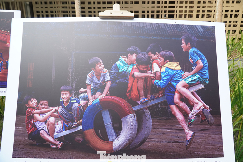 Gen Z thích thú xem triển lãm ảnh Đà Nẵng sôi động, sắc màu