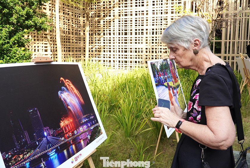 Gen Z thích thú xem triển lãm ảnh Đà Nẵng sôi động, sắc màu