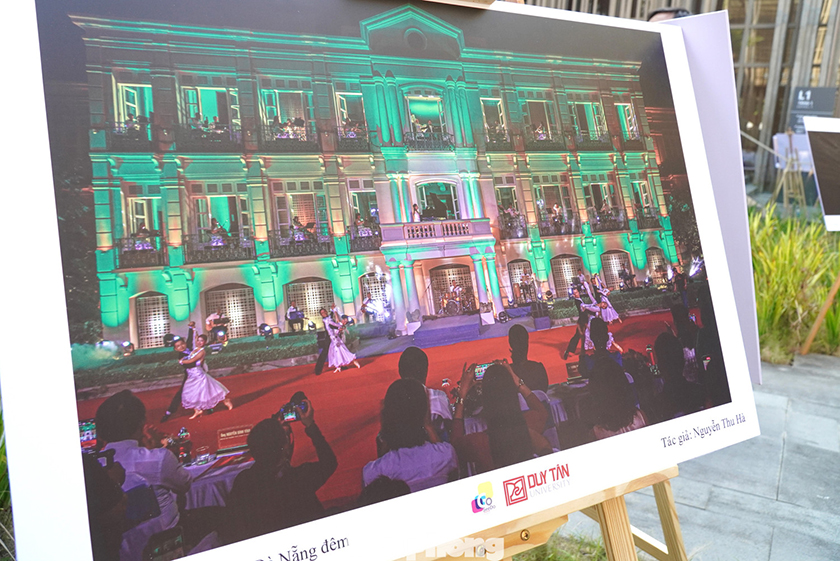 Gen Z thích thú xem triển lãm ảnh Đà Nẵng sôi động, sắc màu
