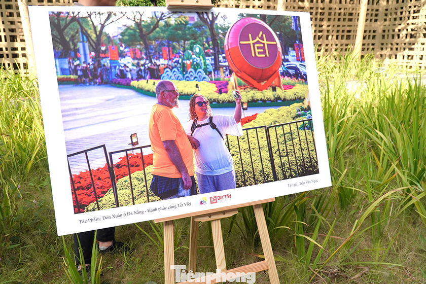 Gen Z thích thú xem triển lãm ảnh Đà Nẵng sôi động, sắc màu