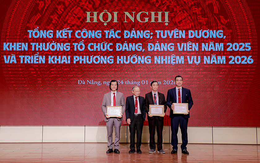 đồng chí Võ Thanh Hải - Phó Bí thư Thường trực Đảng ủy đã trình bày Báo cáo tóm tắt tổng kết công tác xây dựng Đảng năm 2025