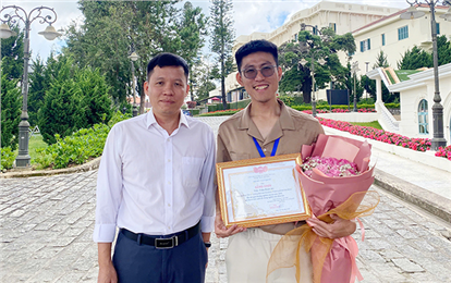 Nhà Khoa học ĐH Duy Tân được trao giải thưởng Vật lý
