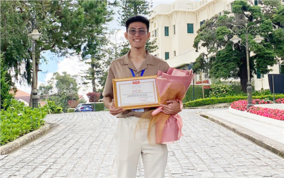 Nhà Khoa học ĐH Duy Tân được trao giải thưởng Vật lý